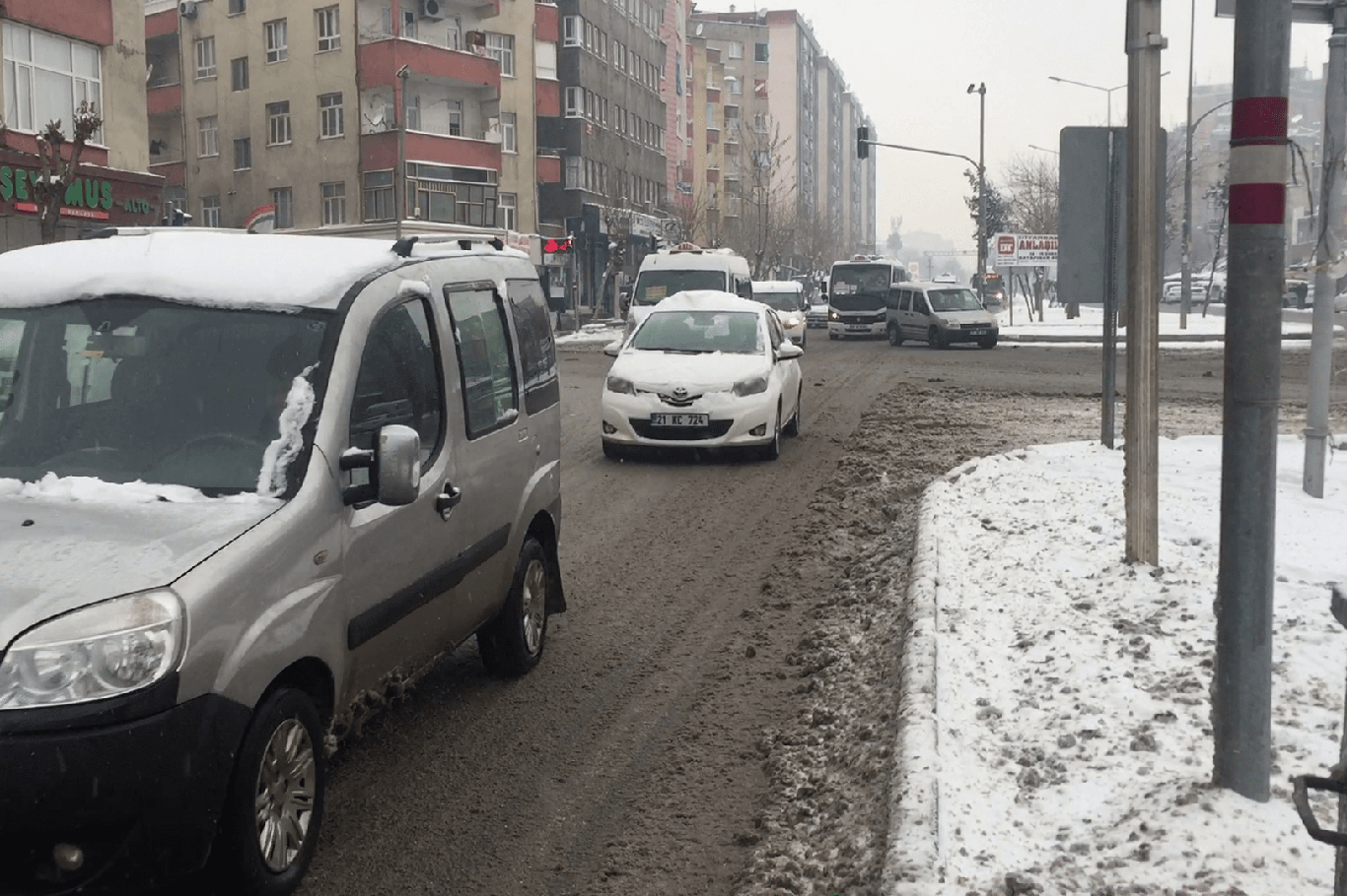​Diyarbakır’da etkili olan kar ve buzlanma özelikle yayaları rahatsız ediyor